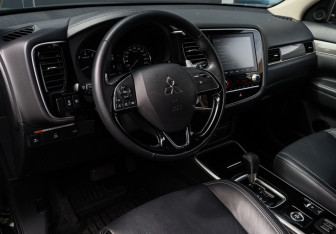 Подержанный автомобиль Mitsubishi Outlander 2021 года (12 фото)