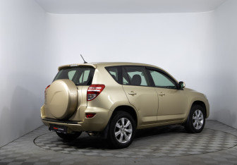 Подержанный автомобиль Toyota RAV4 2011 года (5 фото)