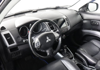 Подержанный автомобиль Mitsubishi Outlander 2010 года (7 фото)