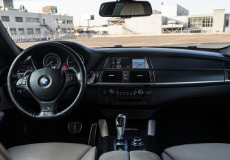 Подержанный автомобиль BMW X6 2013 года (12 фото)