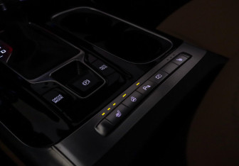 Подержанный автомобиль Kia Carnival 2022 года (11 фото)