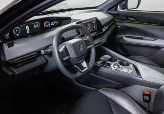 Подержанный автомобиль Changan UNI-V 2023 года (15 фото)