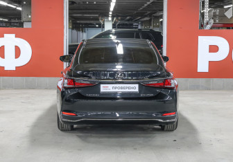 Подержанный автомобиль Lexus ES 2020 года (6 фото)