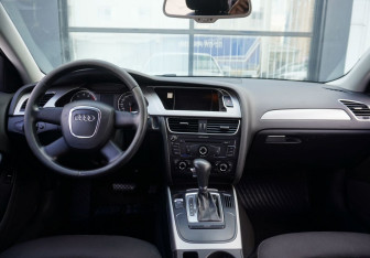Подержанный автомобиль Audi A4 Sedan 2009 года (12 фото)