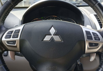 Подержанный автомобиль Mitsubishi Pajero Sport 2013 года (13 фото)