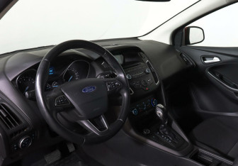 Подержанный автомобиль Ford Focus Hatchback 2017 года (10 фото)