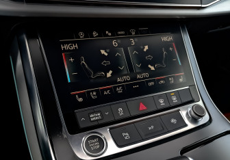 Подержанный автомобиль Audi Q8 2023 года (21 фото)