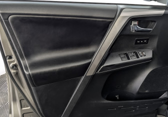 Подержанный автомобиль Toyota RAV4 2017 года (19 фото)