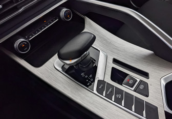 Подержанный автомобиль Geely Coolray 2023 года (25 фото)