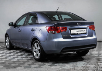 Подержанный автомобиль Kia Cerato Sedan 2009 года (7 фото)