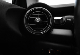 Подержанный автомобиль MINI Hatch 2019 года (11 фото)