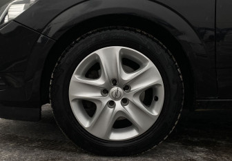 Подержанный автомобиль Opel Astra Hatchback 2010 года (9 фото)