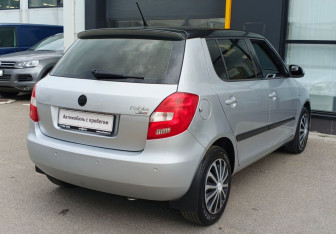 Подержанный автомобиль Skoda Fabia Hatchback 2009 года (5 фото)