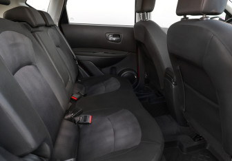 Подержанный автомобиль Nissan Qashqai 2013 года (11 фото)