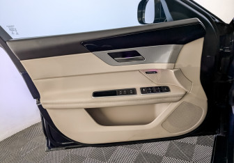 Подержанный автомобиль Jaguar XF Sedan 2019 года (19 фото)