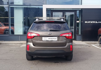 Подержанный автомобиль Kia Sorento 2015 года (6 фото)