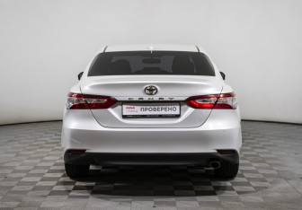 Подержанный автомобиль Toyota Camry Sedan 2018 года (6 фото)