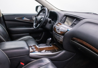 Подержанный автомобиль Infiniti QX60 2017 года (9 фото)
