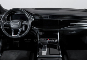 Подержанный автомобиль Audi Q8 2019 года (12 фото)