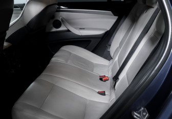 Подержанный автомобиль BMW X6 2013 года (10 фото)