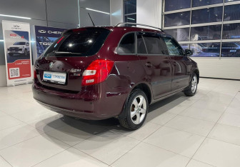 Подержанный автомобиль Skoda Fabia Hatchback 2012 года (4 фото)