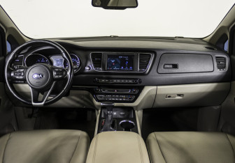 Подержанный автомобиль Kia Carnival 2018 года (13 фото)
