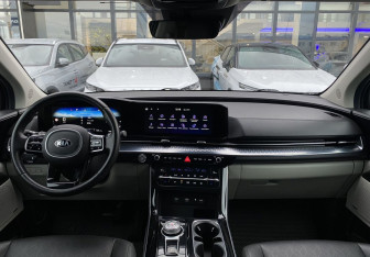 Подержанный автомобиль Kia Carnival 2021 года (12 фото)