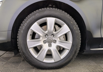 Подержанный автомобиль Audi A8 2013 года (12 фото)