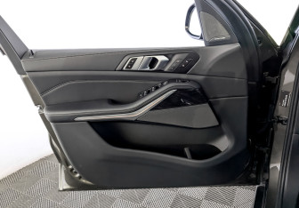 Подержанный автомобиль BMW X5 2024 года (19 фото)