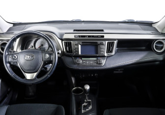 Подержанный автомобиль Toyota RAV4 2013 года (13 фото)