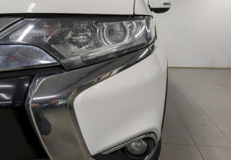 Подержанный автомобиль Mitsubishi Outlander 2018 года (16 фото)