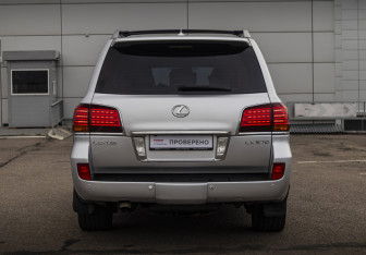 Подержанный автомобиль Lexus LX 2008 года (6 фото)
