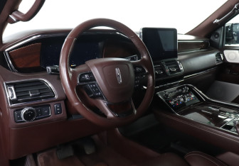 Подержанный автомобиль Lincoln Navigator 2018 года (13 фото)