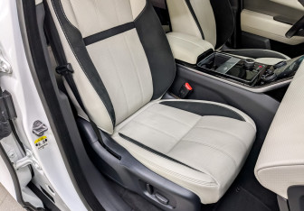 Подержанный автомобиль Land Rover Range Rover Velar 2017 года (25 фото)