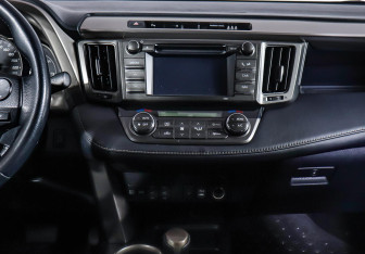 Подержанный автомобиль Toyota RAV4 2013 года (14 фото)