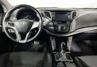 Подержанный автомобиль Hyundai i40 Sedan 2013 года (12 фото)