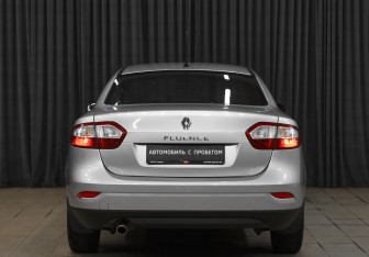Подержанный автомобиль Renault Fluence 2011 года (5 фото)