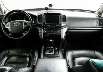 Подержанный автомобиль Toyota Land Cruiser Suv 2011 года (7 фото)