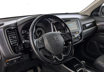 Подержанный автомобиль Mitsubishi Outlander 2017 года (15 фото)