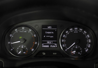 Подержанный автомобиль Skoda Fabia Hatchback 2010 года (11 фото)