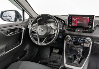 Подержанный автомобиль Toyota RAV4 2021 года (29 фото)