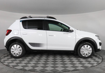 Подержанный автомобиль Renault Sandero 2017 года (4 фото)