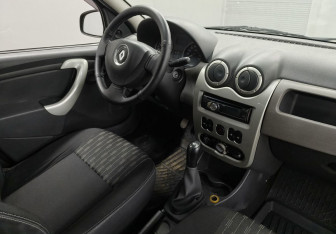 Подержанный автомобиль Renault Logan Sedan 2010 года (10 фото)