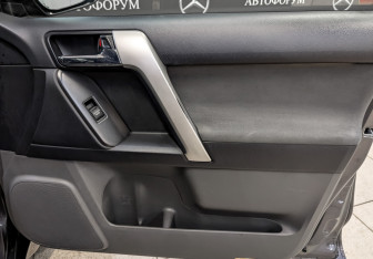 Подержанный автомобиль Toyota Land Cruiser Prado 2011 года (23 фото)