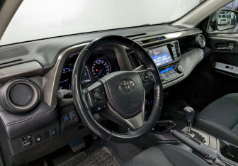 Подержанный автомобиль Toyota RAV4 2019 года (13 фото)
