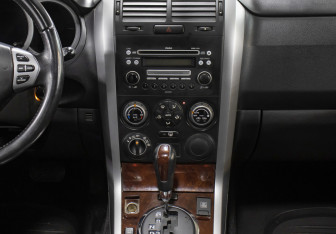 Подержанный автомобиль Suzuki Grand Vitara 2005 года (15 фото)