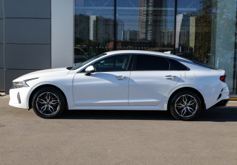 Подержанный автомобиль Kia K5 2021 года (8 фото)