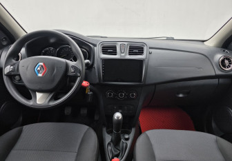 Подержанный автомобиль Renault Sandero 2014 года (11 фото)