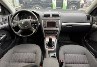 Подержанный автомобиль Skoda Octavia Liftback 2010 года (9 фото)