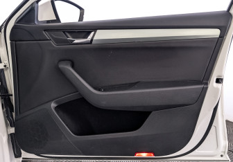 Подержанный автомобиль Skoda Superb Liftback 2017 года (25 фото)